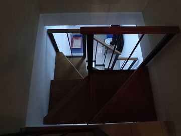 CASA de 5 amb. con cochera p/3 autos. S/LOTE DE 12x17, jardín y patio. APTO CREDITO. LANUS O. EN VENTA.