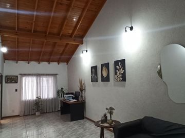 CASA de 5 amb. con cochera p/3 autos. S/LOTE DE 12x17, jardín y patio. APTO CREDITO. LANUS O. EN VENTA.
