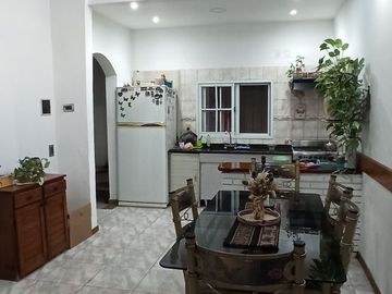 CASA de 5 amb. con cochera p/3 autos. S/LOTE DE 12x17, jardín y patio. APTO CREDITO. LANUS O. EN VENTA.