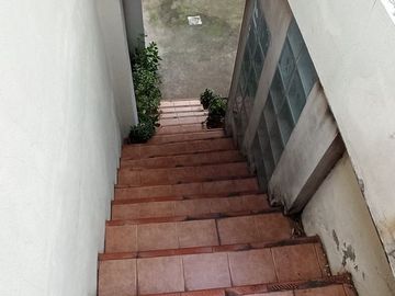 CASA de 5 amb. con cochera p/3 autos. S/LOTE DE 12x17, jardín y patio. APTO CREDITO. LANUS O. EN VENTA.