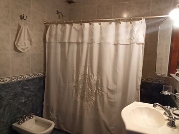 CASA de 5 amb. con cochera p/3 autos. S/LOTE DE 12x17, jardín y patio. APTO CREDITO. LANUS O. EN VENTA.