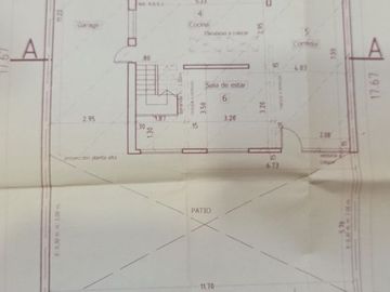 CASA de 5 amb. con cochera p/3 autos. S/LOTE DE 12x17, jardín y patio. APTO CREDITO. LANUS O. EN VENTA.