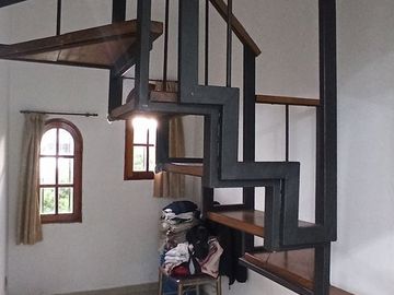 CASA de 5 amb. con cochera p/3 autos. S/LOTE DE 12x17, jardín y patio. APTO CREDITO. LANUS O. EN VENTA.