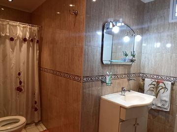 CASA de 5 amb. con cochera p/3 autos. S/LOTE DE 12x17, jardín y patio. APTO CREDITO. LANUS O. EN VENTA.