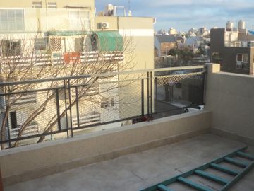 FABULOSO TRIPLEX 4 AMB. CON PLAY ROOM PATIO PARRILLA Y TERRAZA IMPECABLE CALIDAD PREMIUM