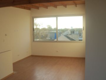 FABULOSO TRIPLEX 4 AMB. CON PLAY ROOM PATIO PARRILLA Y TERRAZA IMPECABLE CALIDAD PREMIUM