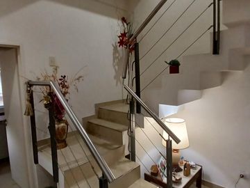 FABULOSO TRIPLEX 4 AMB. CON PLAY ROOM PATIO PARRILLA Y TERRAZA IMPECABLE CALIDAD PREMIUM
