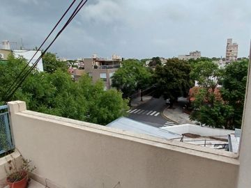 FABULOSO TRIPLEX 4 AMB. CON PLAY ROOM PATIO PARRILLA Y TERRAZA IMPECABLE CALIDAD PREMIUM