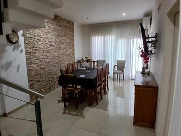 FABULOSO TRIPLEX 4 AMB. CON PLAY ROOM PATIO PARRILLA Y TERRAZA IMPECABLE CALIDAD PREMIUM
