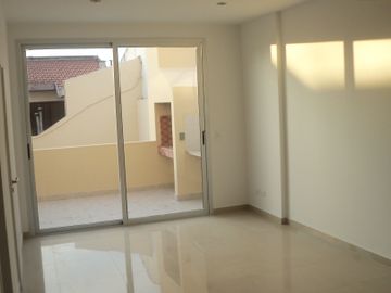 FABULOSO TRIPLEX 4 AMB. CON PLAY ROOM PATIO PARRILLA Y TERRAZA IMPECABLE CALIDAD PREMIUM