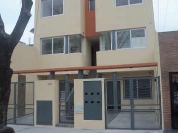 FABULOSO TRIPLEX 4 AMB. CON PLAY ROOM PATIO PARRILLA Y TERRAZA IMPECABLE CALIDAD PREMIUM