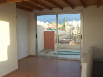 FABULOSO TRIPLEX 4 AMB. CON PLAY ROOM PATIO PARRILLA Y TERRAZA IMPECABLE CALIDAD PREMIUM