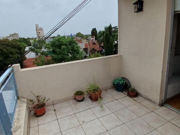 FABULOSO TRIPLEX 4 AMB. CON PLAY ROOM PATIO PARRILLA Y TERRAZA IMPECABLE CALIDAD PREMIUM