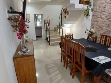 FABULOSO TRIPLEX 4 AMB. CON PLAY ROOM PATIO PARRILLA Y TERRAZA IMPECABLE CALIDAD PREMIUM