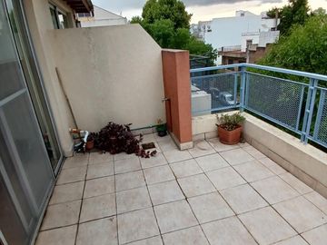 FABULOSO TRIPLEX 4 AMB. CON PLAY ROOM PATIO PARRILLA Y TERRAZA IMPECABLE CALIDAD PREMIUM