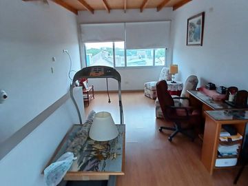 FABULOSO TRIPLEX 4 AMB. CON PLAY ROOM PATIO PARRILLA Y TERRAZA IMPECABLE CALIDAD PREMIUM