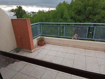 FABULOSO TRIPLEX 4 AMB. CON PLAY ROOM PATIO PARRILLA Y TERRAZA IMPECABLE CALIDAD PREMIUM