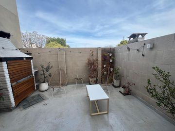 Triplex 4 amb cochera lavadero patio  tres baños