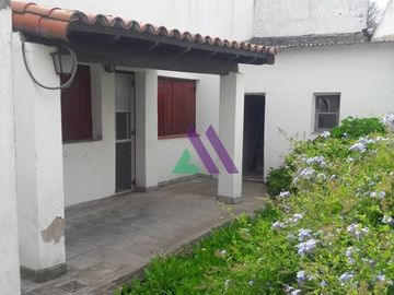 Casa 4 ambientes con patio y garaje