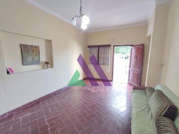 Casa 4 ambientes con patio y garaje