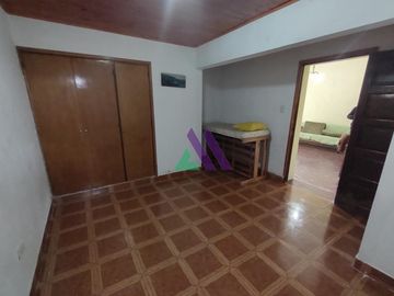 Casa 4 ambientes con patio y garaje