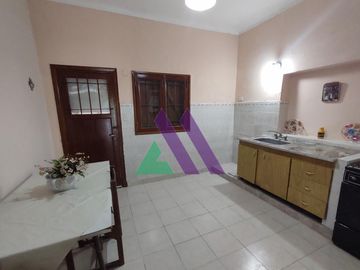Casa 4 ambientes con patio y garaje