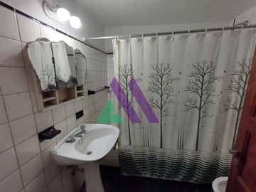 Casa 4 ambientes con patio y garaje