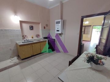 Casa 4 ambientes con patio y garaje