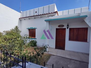 Casa 4 ambientes con patio y garaje
