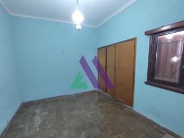 Casa 4 ambientes con patio y garaje