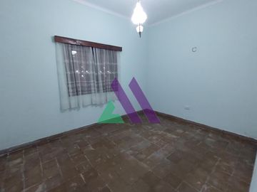 Casa 4 ambientes con patio y garaje
