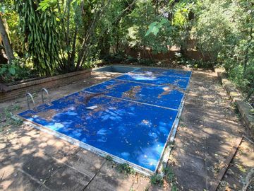 EXCLUSIVA CASA EN VENTA SOBRE CALLE BRASIL A PASOS DE LA COSTANERA DE LA CIUDAD.-