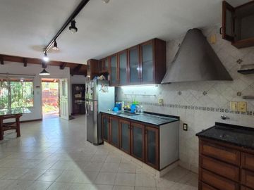 EXCLUSIVA CASA EN VENTA SOBRE CALLE BRASIL A PASOS DE LA COSTANERA DE LA CIUDAD.-