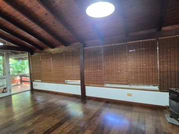 EXCLUSIVA CASA EN VENTA SOBRE CALLE BRASIL A PASOS DE LA COSTANERA DE LA CIUDAD.-