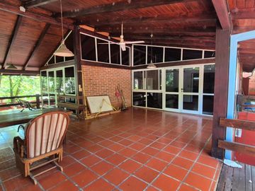 EXCLUSIVA CASA EN VENTA SOBRE CALLE BRASIL A PASOS DE LA COSTANERA DE LA CIUDAD.-