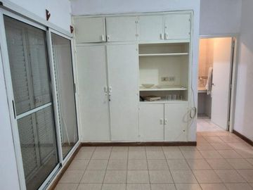 EXCLUSIVA CASA EN VENTA SOBRE CALLE BRASIL A PASOS DE LA COSTANERA DE LA CIUDAD.-