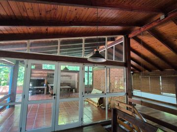 EXCLUSIVA CASA EN VENTA SOBRE CALLE BRASIL A PASOS DE LA COSTANERA DE LA CIUDAD.-