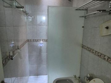 EXCLUSIVA CASA EN VENTA SOBRE CALLE BRASIL A PASOS DE LA COSTANERA DE LA CIUDAD.-
