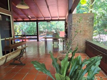 EXCLUSIVA CASA EN VENTA SOBRE CALLE BRASIL A PASOS DE LA COSTANERA DE LA CIUDAD.-