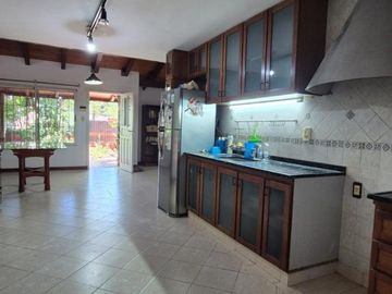 EXCLUSIVA CASA EN VENTA SOBRE CALLE BRASIL A PASOS DE LA COSTANERA DE LA CIUDAD.-