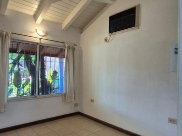 EXCLUSIVA CASA EN VENTA SOBRE CALLE BRASIL A PASOS DE LA COSTANERA DE LA CIUDAD.-