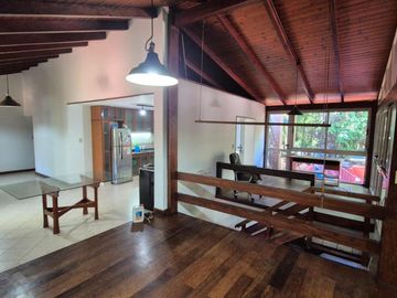 EXCLUSIVA CASA EN VENTA SOBRE CALLE BRASIL A PASOS DE LA COSTANERA DE LA CIUDAD.-