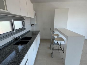 DEPARTAMENTO DE 2 AMBIENTES C COCHERA EN BANFIELD.