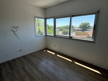 DEPARTAMENTO DE 2 AMBIENTES C COCHERA EN BANFIELD.