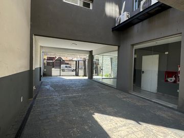 DEPARTAMENTO DE 2 AMBIENTES C COCHERA EN BANFIELD.