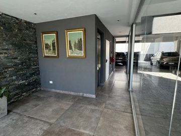 DEPARTAMENTO DE 2 AMBIENTES C COCHERA EN BANFIELD.