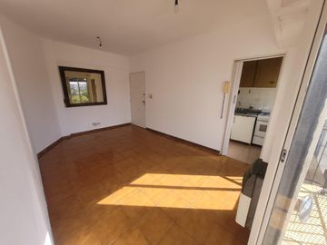 Excelente Semipiso 2 amb **Apto crédito** C/frente 8° Piso. 36mts. Combatientes 3400. Villa Urquiza