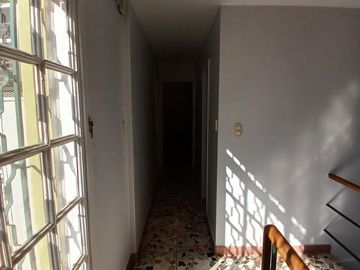 CHALET SOBRE INMENSO LOTE DE 9,02 X 42,70 SON 6 AMBIENTES CON PARQUE PISCNA Y QUINCHO CON SUM Y DEP.