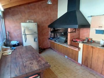 CHALET SOBRE INMENSO LOTE DE 9,02 X 42,70 SON 6 AMBIENTES CON PARQUE PISCNA Y QUINCHO CON SUM Y DEP.