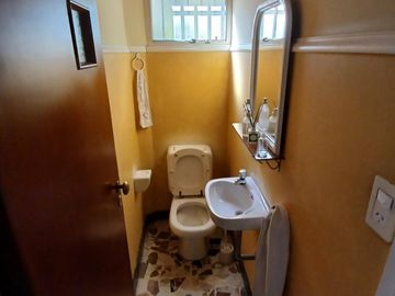 CHALET SOBRE INMENSO LOTE DE 9,02 X 42,70 SON 6 AMBIENTES CON PARQUE PISCNA Y QUINCHO CON SUM Y DEP.